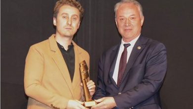 Photo of Sezer Sezgin ödülünü aldı