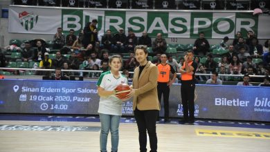 Photo of Hakan Dinçtürk’e teşekkür plaketi