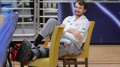 Photo of Bursasporlu Birkan Batuk sandalyeden maçı izledi