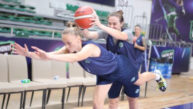 Photo of Claudia Cuic açık kapatıyor
