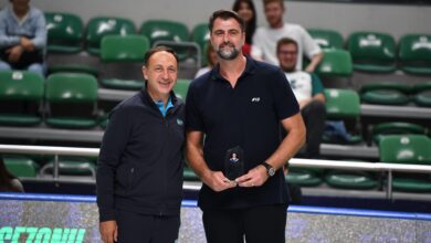 Photo of TOFAŞ’tan Mehmet Okur’a teşekkür plaketi